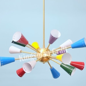 Puede incluir: Una lámpara de araña moderna de mediados de siglo en latón y colores vivos con 12 pantallas cónicas en rojo, amarillo, azul, verde, morado y blanco.