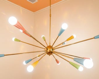 Lampadario Sputnik a 16 bracci multicolori di design Mid-Century realizzato a mano: lampada da soffitto in ottone