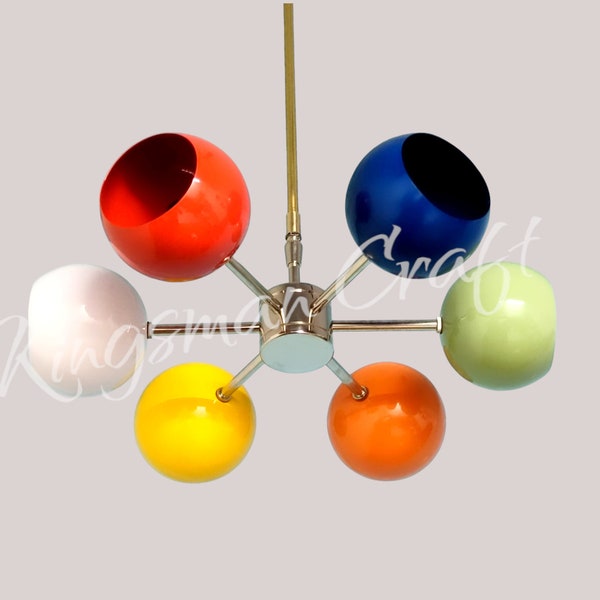 Lámpara de techo Sputnik de latón de mediados de siglo / Lámpara de techo multicolor con pantalla esférica