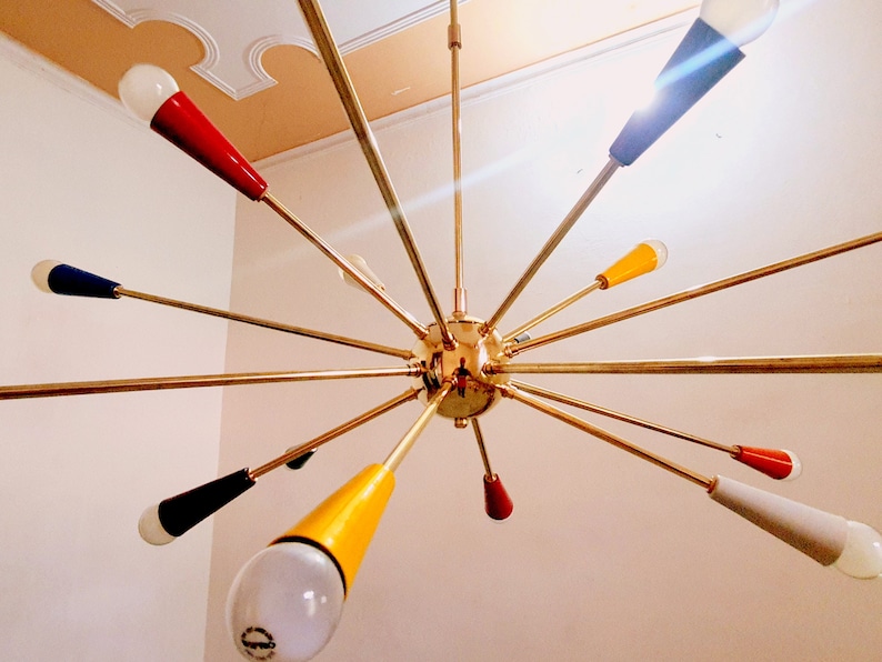 Lampadario Sputnik a 16 bracci multicolori dal design di metà secolo, lampada da soffitto in ottone realizzata a mano immagine 6