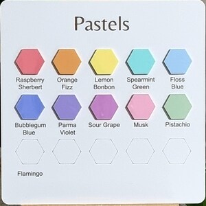 Puede incluir: Un gr&aacute;fico con la palabra "Pastels" en la parte superior y 12 formas hexagonales en filas de tres. Cada forma es de un color pastel diferente y tiene un nombre debajo. Los colores son: Raspberry Sherbert, Orange Fizz, Lemon Bonbon, Spearmint Green, Floss Blue, Bubblegum Blue, Parma Violet, Sour Grape, Musk, Pistachio, Flamingo.