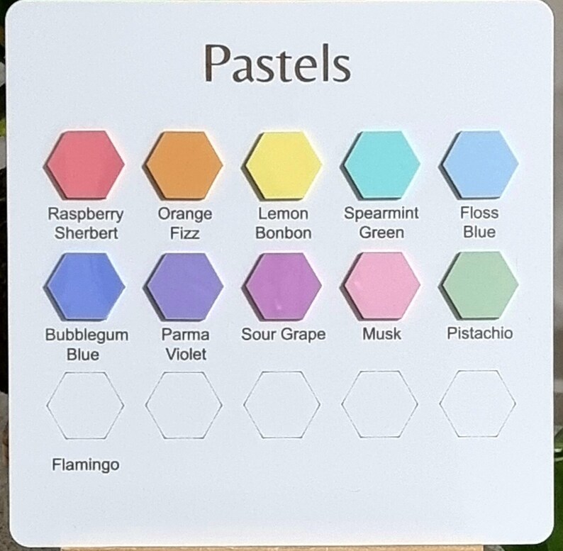 Puede incluir: Un gr&aacute;fico con la palabra "Pastels" en la parte superior y 12 formas hexagonales en filas de tres. Cada forma es de un color pastel diferente y tiene un nombre debajo. Los colores son: Raspberry Sherbert, Orange Fizz, Lemon Bonbon, Spearmint Green, Floss Blue, Bubblegum Blue, Parma Violet, Sour Grape, Musk, Pistachio, Flamingo.