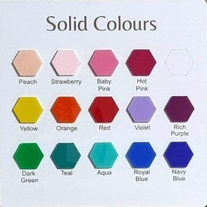 Pode incluir: Um cart&atilde;o branco exibe uma paleta de cores s&oacute;lidas. Amostras de cores em forma de hex&aacute;gono incluem p&ecirc;ssego, morango, rosa beb&ecirc;, rosa choque, amarelo, laranja, vermelho, violeta, roxo intenso, verde escuro, verde-azulado, &aacute;gua, azul royal e azul marinho. O texto "Solid Colours" est&aacute; no topo.