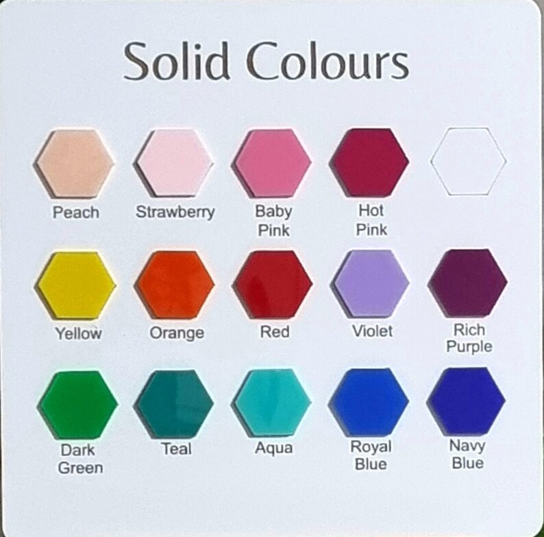 Pode incluir: Um cart&atilde;o branco exibe uma paleta de cores s&oacute;lidas. Amostras de cores em forma de hex&aacute;gono incluem p&ecirc;ssego, morango, rosa beb&ecirc;, rosa choque, amarelo, laranja, vermelho, violeta, roxo intenso, verde escuro, verde-azulado, &aacute;gua, azul royal e azul marinho. O texto "Solid Colours" est&aacute; no topo.