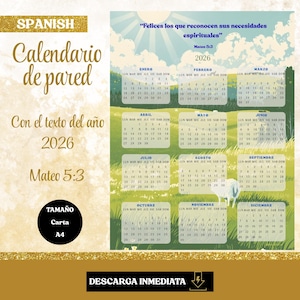 Op de afbeelding: Spaanse wandkalender voor 2026, met de tekst "Felices los que reconocen sus necesidades espirituales" en het vers Mattheüs 5:3. De kalender heeft een landschapsontwerp met een groene veld- en blauwe hemelachtergrond.