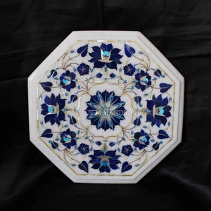 Può includere: Piano da tavolo ottagonale in marmo bianco con un intricato disegno floreale intarsiato con pietre blu e turchesi.