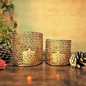Bougeoirs ou porte-stylos artisanaux en treillis soudé, finition dorée mate, disponibles en 2 tailles