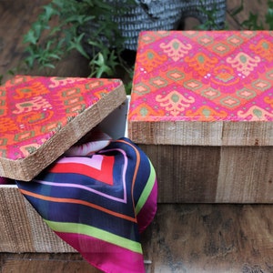 Caja de almacenamiento de fibra de plátano ecológica, hecha a mano y decorada con decoupage, con estampado Rangoli rosa y naranja. Más diseños disponibles.