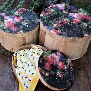 Caja de almacenamiento de fibra de plátano ecológica, hecha a mano y decorada con diseño floral negro. Más diseños disponibles.