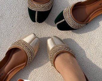 Sandalias indias pakistaníes hechas a mano para damas / Zapatos de boda punjabi Juti con bordado de diamantes / Regalo para ella / Oro, plata, negro, rosa y verde