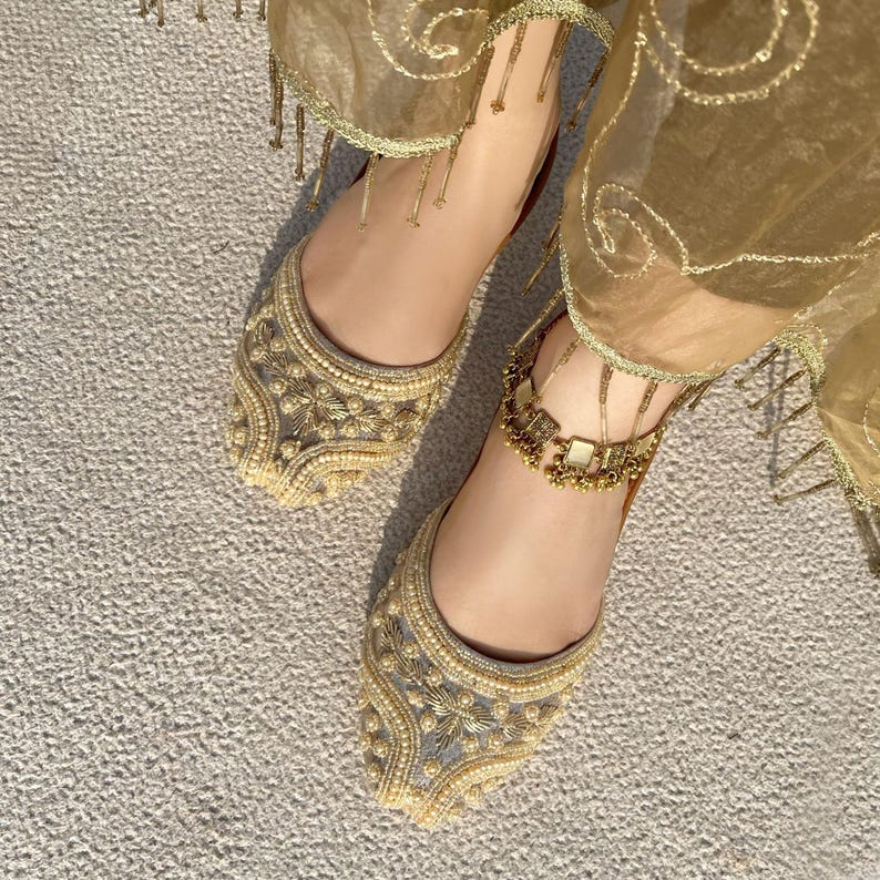Noore Pearls Handmade Womens Punjabi Khusa Juti | Pakistani Indian Footwear | Gift For Her | Wedding Shoes | Gold Silver Black | Soft Insole bild 3