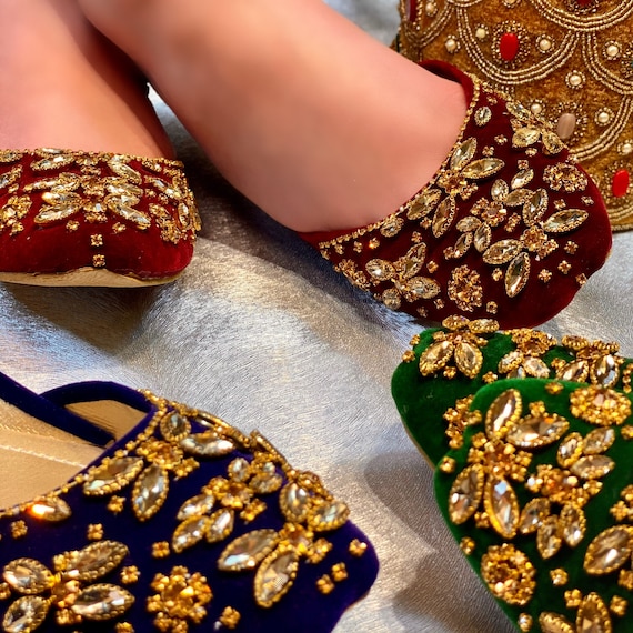 punjabi jutti woman handmade | punjabi jutti wedding | Kolapori Chapal | Wedding  shoes sandals, Stylish shoes, Toe ring sandals