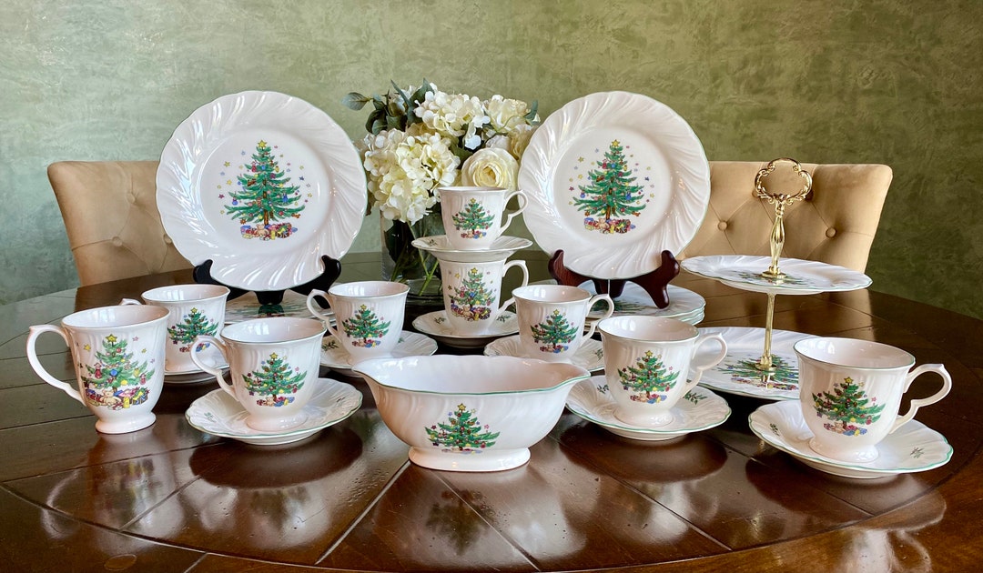工芸品 100th anniversary of Christmas plate Mr. Christmas 8-piece Nostalgic Ceramic Scalloped Plates Set