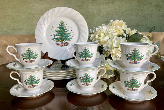 NIKKO HAPPY HOLIDAYS: Vintage Christmas Dinnerware Open