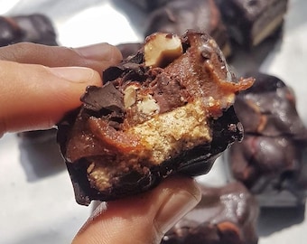 REZEPT Gesunder Snickers Riegel VEGAN – Milchfrei, schokoladig, nussig und süß – Perfekt zum Naschen oder Verschenken! Clean Eating REZEPT
