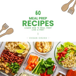 Può includere: Uno sfondo bianco con testo verde che recita "60 Ricette di Preparazione dei Pasti Impara a preparare i tuoi pasti come un professionista! - Vegan Crush -" L'immagine mostra una varietà di contenitori per la preparazione dei pasti riempiti con diversi cibi, tra cui riso, fagioli, hummus, verdure e insalata.