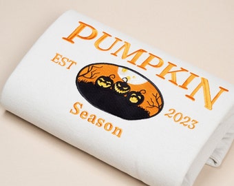 Halloween geborduurd sweatshirt - unisex superzachte trui met pompoenseizoenborduurwerk - aangepaste jaarpersonalisatie