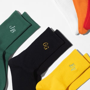 Calcetines con iniciales personalizadas: letras bordadas personalizadas en calcetines de algodón suave. Fabricados a pedido y en Gran Bretaña. Fabricados para él y para ella.