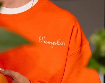 Sweat-shirt citrouille - Pull unisexe super doux avec texte de citrouille manuscrit brodé - Pull de style Boho d’automne chaud et confortable