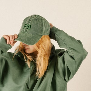 Personalisierte bestickte Kappe Unisex Vintage Hut mit Initialen für Männer und Frauen Einheitsgröße Geschenk für Sie und Ihn Bild 2