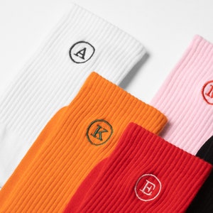Calcetines personalizados con iniciales: calcetines de algodón suave con letras bordadas a medida: hechos a pedido y en Gran Bretaña: talla única para hombres y mujeres