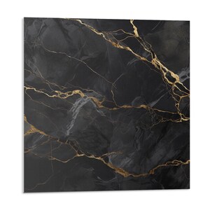 Peut inclure: Fond de marbre noir avec des veines dorées. Le marbre a un fond foncé, presque noir, avec de fines veines dorées qui le traversent.