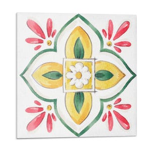 Puede incluir: Una pintura de acuarela de un diseño de azulejos florales amarillo, verde y rojo. El azulejo tiene una flor central con cuatro pétalos y un centro amarillo. El azulejo está rodeado de cuatro flores más pequeñas con pétalos rojos y centros amarillos.