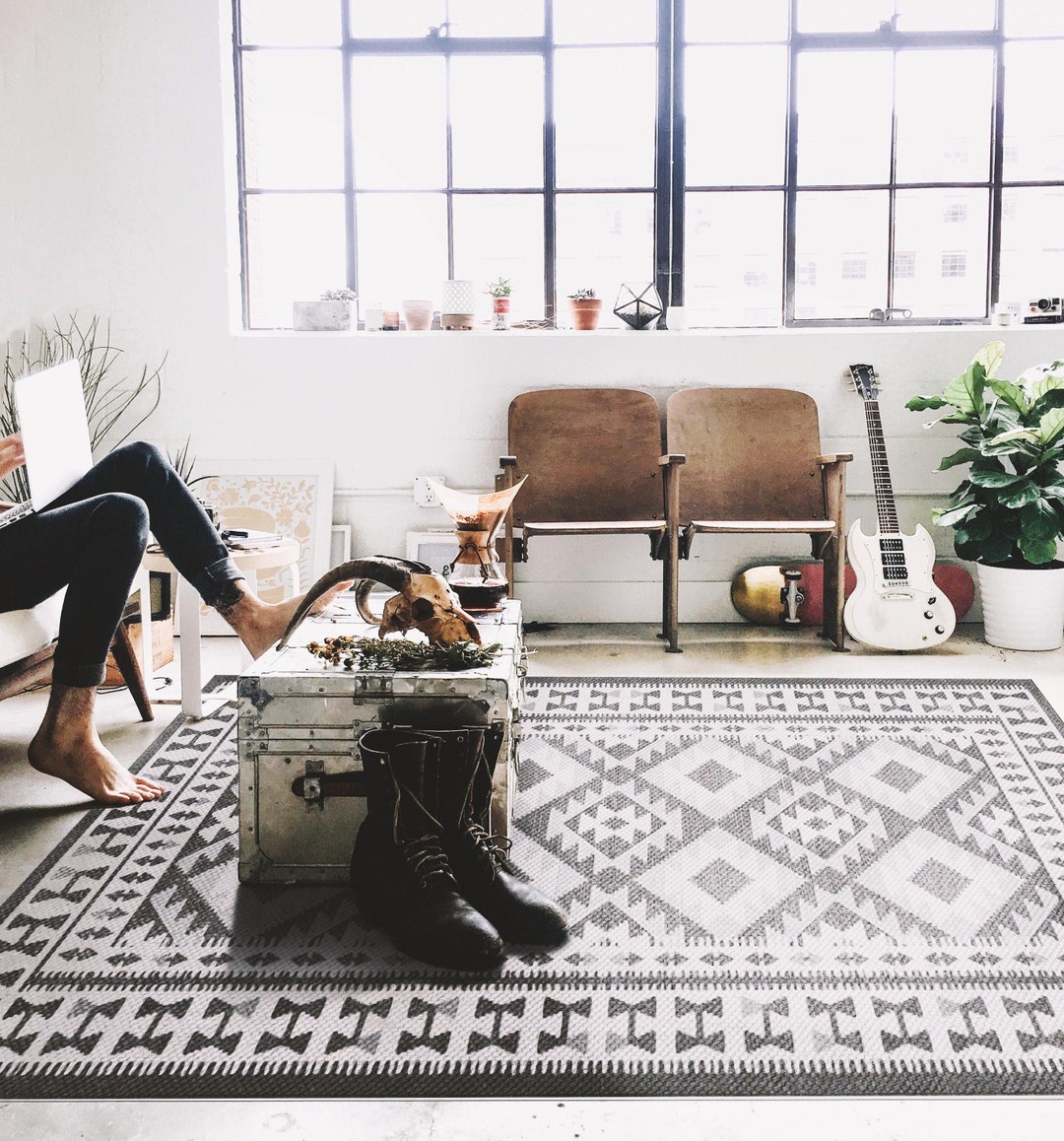 Maimana Black Vinyl Mat, Modern Floor Decor, Retro Rugs, Vinyl Mat