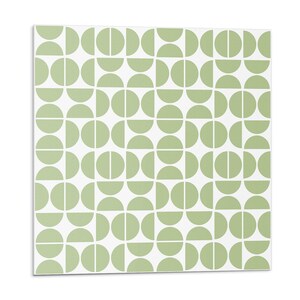 Op de afbeelding: Een witte achtergrond met een herhalend patroon van groene halve cirkels en cirkels. Het patroon is geometrisch en modern.