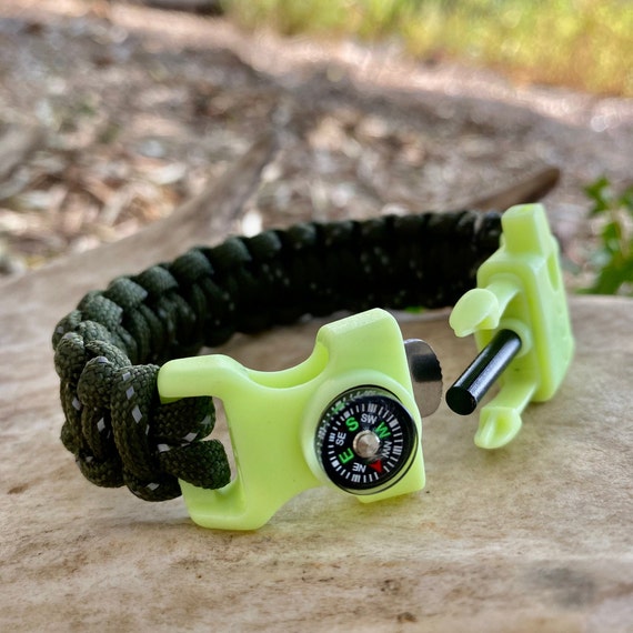 PSK Paracord Bracelet 8-in-1 Personal Survival Gear Kit - Urban & Outdoors Survival  Bracelet , Fire Starter, Glass Breaker, Survival Whistle, Signal Mirror,  Fishing Hook, Compass (Black New USA Flag) : Amazon.in: