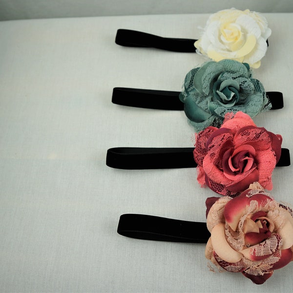 Choker Stoffblüte, Samtband tief schwarz, Kropfband mit Stoffblüte und Spitze, Trachtenkette