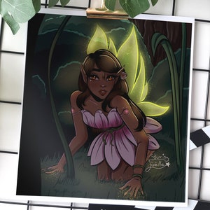 Op de afbeelding: Een digitale illustratie van een fee met bruine huid, lang bruin haar en glimmende gele vleugels. Ze draagt een roze jurk en is omringd door groen gebladerte. De tekst "Starring Joelle" staat in de rechterbenedenhoek.