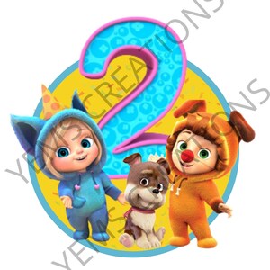 Könnte beinhalten: Ein runder, gelber und blauer Geburtstagstortenaufsatz mit einer großen pinkfarbenen Zahl 2 in der Mitte. Zwei Comicfiguren, eine in einem blauen Wolfskostüm und die andere in einem orangefarbenen Hundekostüm, stehen auf beiden Seiten der Zahl. Ein brauner und weißer Welpe sitzt vor der Zahl. Die Figuren haben rote Wangen und große Augen.