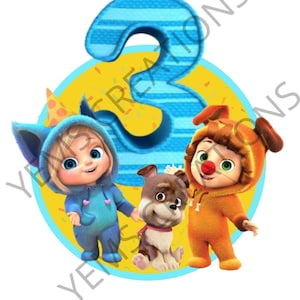 Könnte beinhalten: Eine blaue und weiße gestreifte Nummer drei mit gelbem Hintergrund. Zwei Comicfiguren, eine in einem blauen Wolfskostüm und die andere in einem orangefarbenen Hundekostüm, stehen auf beiden Seiten der Nummer. Ein brauner und weißer Welpe sitzt vor der Nummer. Die Figuren stammen aus der Kindersendung "CoComelon".