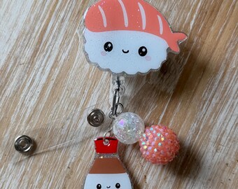 piccoli sushi di gamberetti con riso, salsa di soia, ciondoli e perline