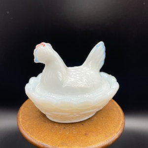 Westmoreland Hen on Nest / Tiny / MIlk glass
