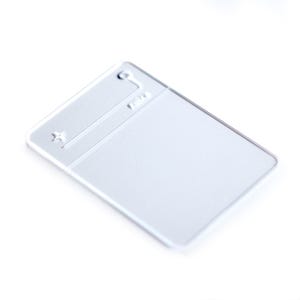 Puede incluir: Una tarjeta de plástico transparente y rectangular con esquinas redondeadas. Presenta una ranura, un pequeño agujero y un diseño en forma de estrella. El texto "F3072" es visible. La tarjeta está inclinada sobre un fondo blanco.