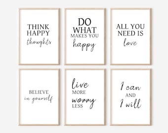 Może przedstawiać: Sześć oprawionych wydruków z inspirującymi cytatami w czarnym tekście na białym tle. Cytaty obejmują: „Think Happy Thoughts”, „Do What Makes You Happy” i „All You Need Is Love”.
