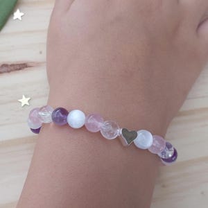 Kristallen helende kinderarmband in amethist, rozenkwarts, bergkristal en seleniet. Bevordert rust, slaap en harmonie. Kindercadeau.