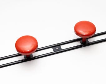 Perchero metálico de pared bolas rojas. Anni 60 franchi