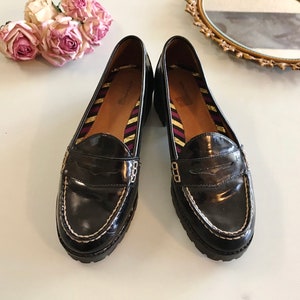 These vintage SPERRY TOP-SiDER PENNY LOAFERS are in GREAT condition 'cause they've never been worn.  Good looking black patent leather with white stitching and lug rubber sole.  Size 7.5. Don't forget to put a penny in the slot!