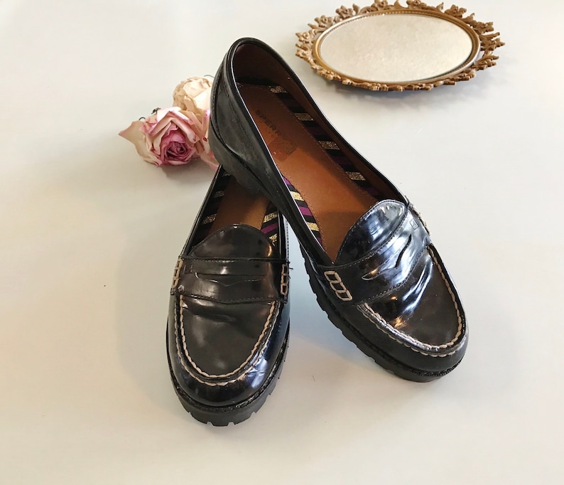 These vintage SPERRY TOP-SiDER PENNY LOAFERS are in GREAT condition 'cause they've never been worn.  Good looking black patent leather with white stitching and lug rubber sole.  Size 7.5. Don't forget to put a penny in the slot!