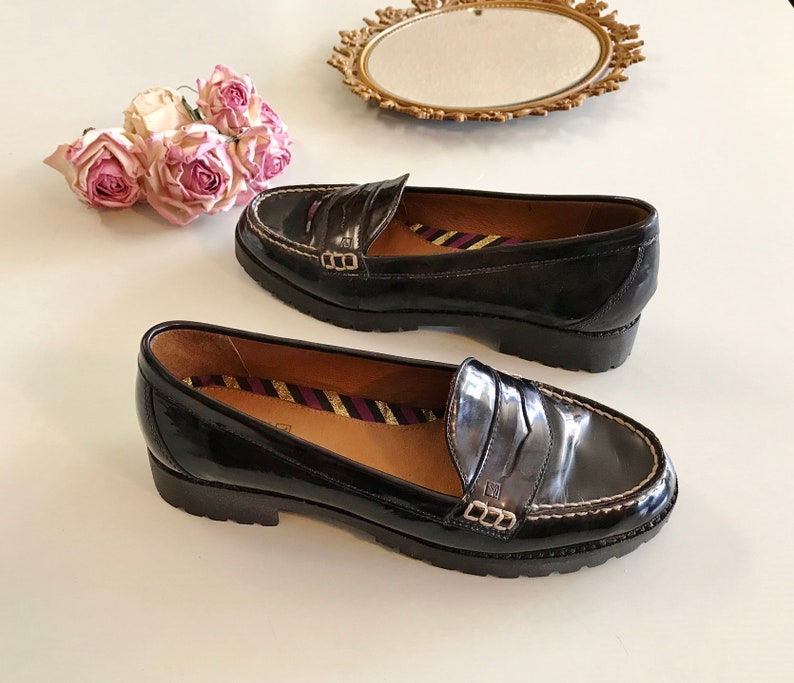 These vintage SPERRY TOP-SiDER PENNY LOAFERS are in GREAT condition 'cause they've never been worn.  Good looking black patent leather with white stitching and lug rubber sole.  Size 7.5. Don't forget to put a penny in the slot!