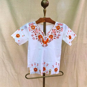 MEXICAN Huipil EMBROIDERED SHIRT, ViNTage ScaLLoped Edge V-Neck BLouse, EmBroiDERED OranGe Roses, Folk art, 1970&#39;s CoTTon shirt, Size 34, xs