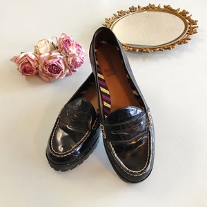 These vintage SPERRY TOP-SiDER PENNY LOAFERS are in GREAT condition 'cause they've never been worn.  Good looking black patent leather with white stitching and lug rubber sole.  Size 7.5. Don't forget to put a penny in the slot!