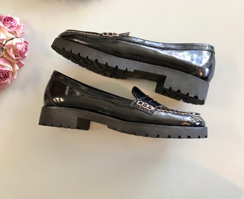 These vintage SPERRY TOP-SiDER pENNY LOAFERS are in EXCELLENT condition 'cause they've NEVER been worn!  They're shiny black patent leather with white stitching and of course, the slot to stick a penny in.  Black lug soles of non-marking rubber.  They're VERY clean with NO wear.  Size 7.5.