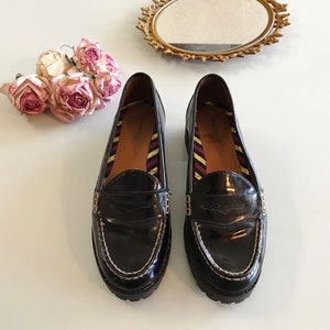 These vintage SPERRY TOP-SiDER pENNY LOAFERS are in EXCELLENT condition 'cause they've NEVER been worn!  They're shiny black patent leather with white stitching and of course, the slot to stick a penny in.  Black lug soles of non-marking rubber.  They're VERY clean with NO wear.  Size 7.5.