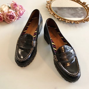 These vintage SPERRY TOP-SiDER pENNY LOAFERS are in EXCELLENT condition 'cause they've NEVER been worn!  They're shiny black patent leather with white stitching and of course, the slot to stick a penny in.  Black lug soles of non-marking rubber.  They're VERY clean with NO wear.  Size 7.5.