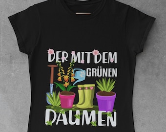 Der mit dem Grünen Daumen   - Herren Premiumshirt Gartenarbeit Gärtner Garten Hobbygärtner Landschaftsgärtner Spruch Lustig Pflanzen Tshirt
