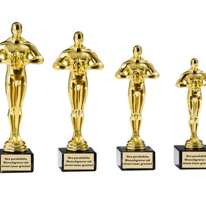 Könnte beinhalten: Vier goldfarbene Trophäenstatuen einer Person, die ein kleines Objekt in den Händen hält. Die Statuen sind in verschiedenen Größen und stehen auf schwarzen Sockeln mit dem Text "Ihre persönliche Wunschgravur mit einem Laser graviert" auf jedem Sockel.
